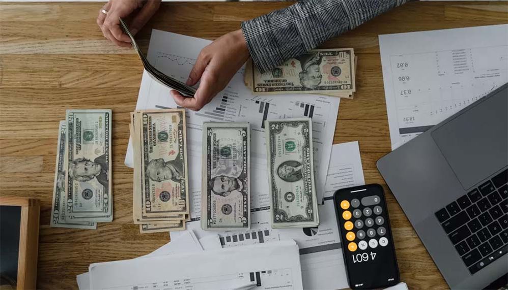 ¿Contaría el dinero robado con la calculadora de su iPhone? Fuente: El Chapuzas Informático (https://www.applesfera.com/curiosidades/antiguo-empleado-apple-se-declara-culpable-robar-17-millones-dolares-a-su-empresa)