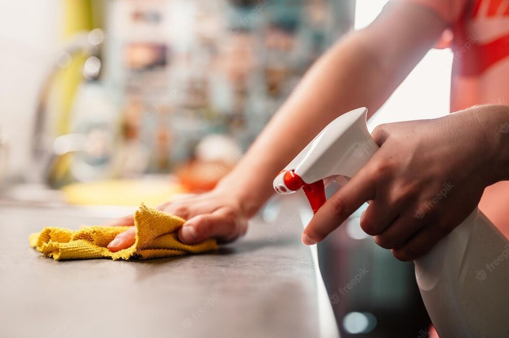 Ey, Google, ¿te doy un baño? Fuente: Freepik (https://www.freepik.es/fotos-premium/mujer-limpiando-mesa-pano-microfibra-detalle-primer-plano-concepto-limpieza_32863139.htm)