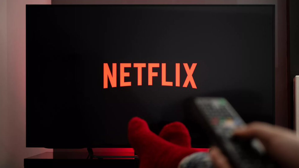 Una N muy grannnnde. Fuente: Global techradar (https://global.techradar.com/es-es/features/netflix-basico-con-anuncios-que-es-y-como-suscribirte-al-plan-mas-barato-de-netflix)