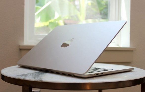 Mejora tu ordenador. Fuente: El Chapuzas Informático (https://elchapuzasinformatico.com/2023/04/apple-macbook-air-oled-variante/)