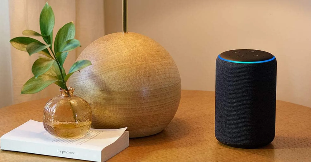 Vaya mesita mona. Fuente: Business Insider (https://www.businessinsider.es/5-usos-creativos-puedes-darle-dispositivos-amazon-echo-994209)