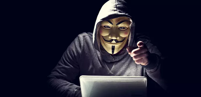 Te miro y te hackeo. Fuente: Redes Zone (https://www.redeszone.net/2016/07/31/las-dos-herramientas-gratuitas-que-no-deben-faltar-a-cualquier-hacker/)