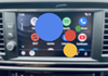 En el coche con Google. Fuente: Xataka (https://www.xatakandroid.com/sistema-operativo/estos-nueve-comandos-voz-que-uso-no-me-fallan-google-assistant-android-auto)