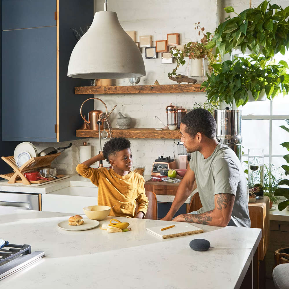 De todos los colores. Fuente: El corteinglés (https://www.elcorteingles.es/electronica/A32643699-altavoz-wi-fi-inteligente-google-nest-mini-2-generacion-carbon-con-asistente-de-google/)