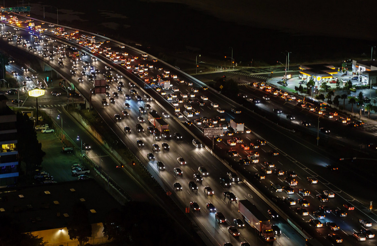 ¿Cuál crees que es la ciudad más caótica para conducir? Fuente: Xataka (https://www.xataka.com/vehiculos/las-ciudades-con-mas-trafico-del-mundo-segun-tomtom-la-ruta-puede-durar-hasta-un-66-mas-que-sin-atascos)