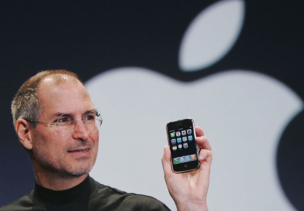 Mítico. Fuente: Xataka (https://www.xataka.com/historia-tecnologica/demo-que-steve-jobs-presento-iphone-2007-fue-milagro-mucho-truco)