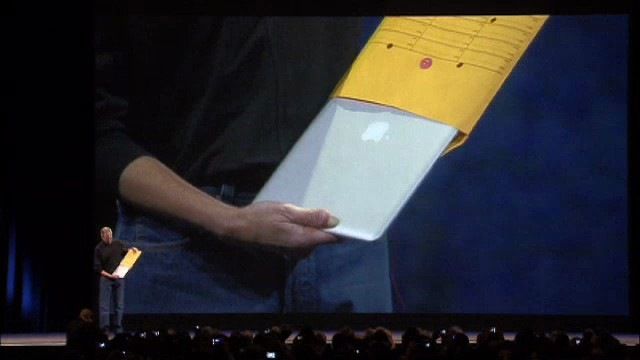 Fino como un MacBook. Fuente: Present Your Story (https://presentyourstory.com/10-years-ago-today-apple-took-something-envelope/)