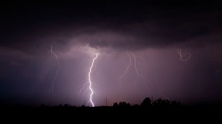 Por ahí viene la tormenta. Fuente: Xataka (https://www.xataka.com/especiales/dia-dos-cazatormentas-prisas-peligro-rayos-impresionante-supercelula)