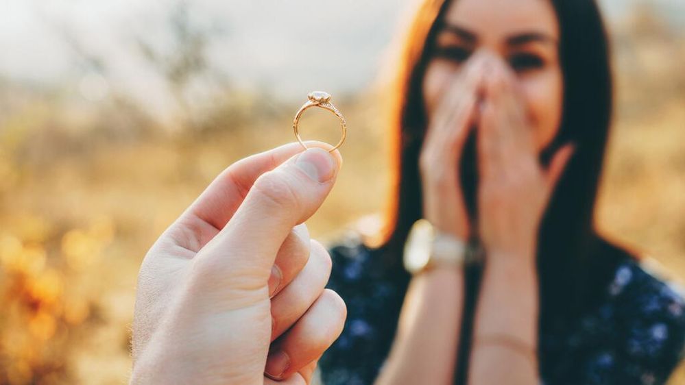 ¿El anillo pa cuándo? Fuente: Univisión (https://www.univision.com/estilo-de-vida/moda/anillos-de-compromiso-sin-diamante-la-nueva-tendencia-para-parejas-fuera-de-lo-comun)