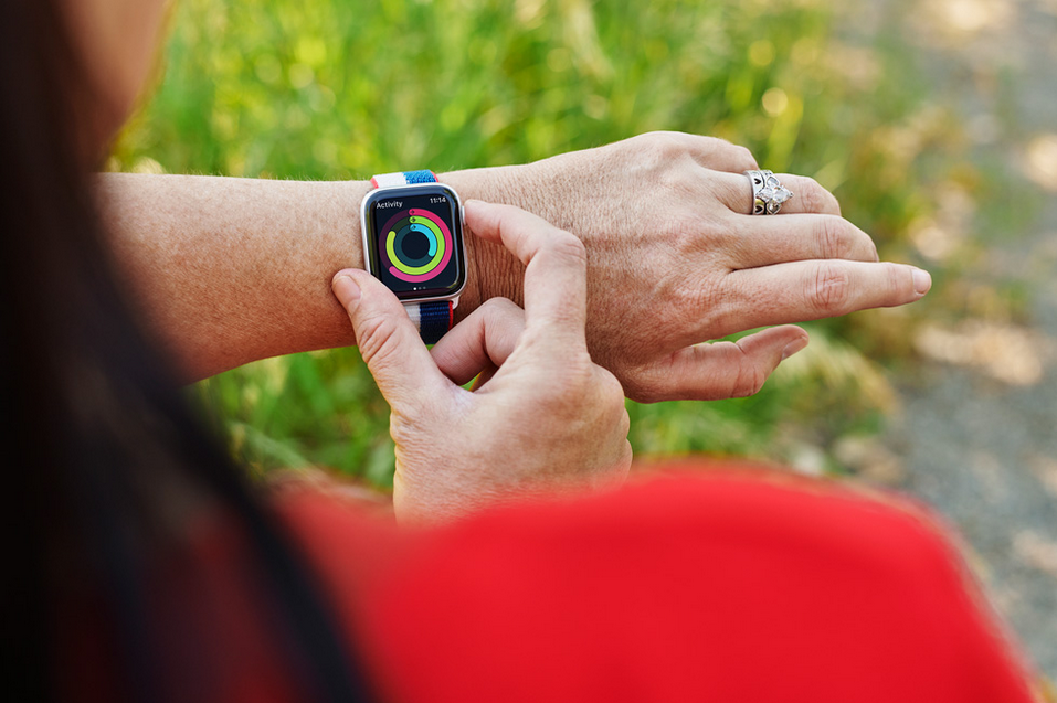 Mente sana en negocio sano. Fuente: Apple (https://www.apple.com/es/newsroom/2021/06/apple-watch-international-collection-bands-show-love-of-country/)