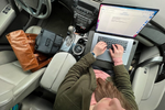 Tu coche y a veces también tu oficina. Fuente: Mikaela Juss (https://www.mikaelajudd.com/how-to-create-a-remote-office-in-your-car/)